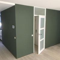 Huiskamer wanden groen schilderen Oostvoorne